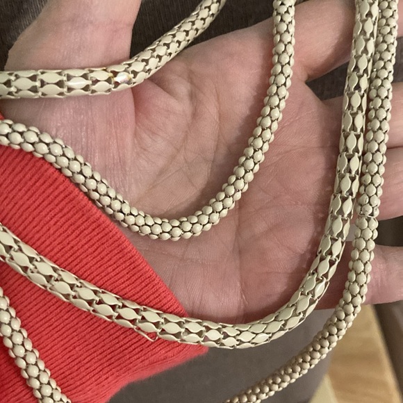 Chic Gold Rose Necklace - Picture 4 of 10